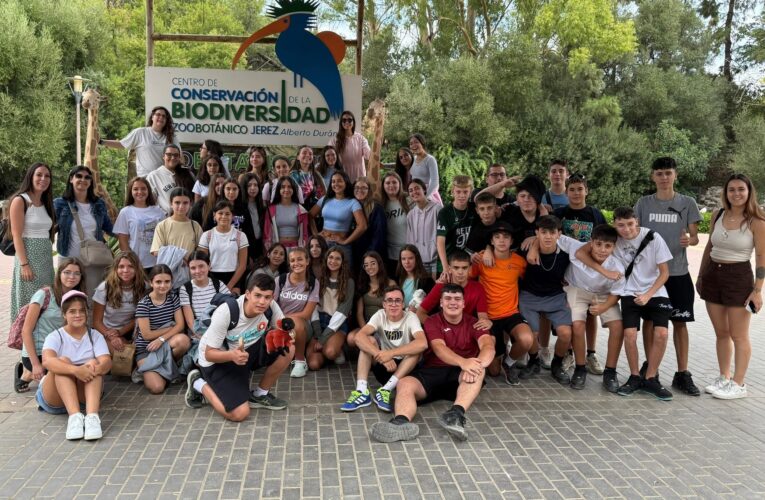 CANILES: Medio centenar de Jóvenes Voluntarios de Caniles inician su viaje a Chipiona en el Zoobotánico de Jerez